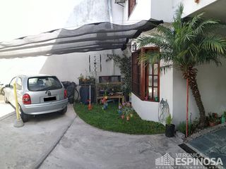 Duplex de 3 ambientes con patio y cochera en Villa Luzuriaga