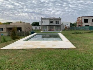 Foto 1 de Casa en venta. Lote interno. con pileta San Matías, Escobar
