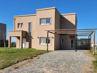 Foto 2 de Casa en venta. Lote interno. con pileta San Matías, Escobar