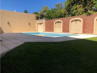 Amplia Casa de categoría 6 dormitorios y piscina barrio Los Troncos