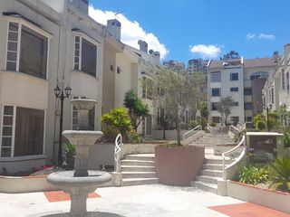 Venta de Casa 3 habit. con terraza y ático en Urbanización con seguridad 24/7, Sector El Condado.