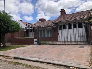 Foto 1 de Casa con amplio lote barrio Los Troncos