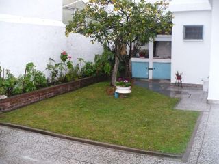 Casa - lote 10x23 - buen jardín - Martínez