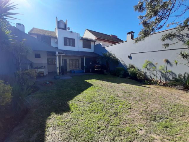 VENTA CASA 4 AMB C/COCHERA Y PARQUE EN SOLANO