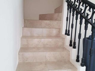 Foto 10 de Casa esquinera de venta con acabados de lujo en urbanización Casa Laguna La Aurora, Guayaquil
