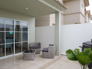 Foto 8 de Casa esquinera de venta con acabados de lujo en urbanización Casa Laguna La Aurora, Guayaquil