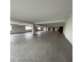 Foto 2 de Este local tiene 160 m2 es muy amplio e iluminado se encuentra ubicado en zona céntrica: cruce de las avenidas Angelica Gamarra con Tomas Valle, al la