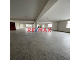 Foto 1 de Este local tiene 160 m2 es muy amplio e iluminado se encuentra ubicado en zona céntrica: cruce de las avenidas Angelica Gamarra con Tomas Valle, al la