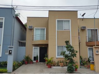 Foto 1 de Casa de alquiler amoblada en la Urb. La Joya, 5 aires acondicionados.