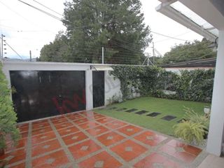 Amplia Casa de 5 habitaciones cerca a Bulevar Niza en Bogotá, súper linda.-8602