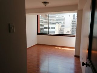Amplio Departamento en renta semi amoblado de 3 habitaciones en Edificio, calle la Portugal, Quito