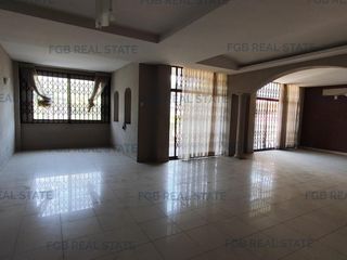 En Venta -   Departamento de 2 pisos en Santa Cecilia, Ceibos