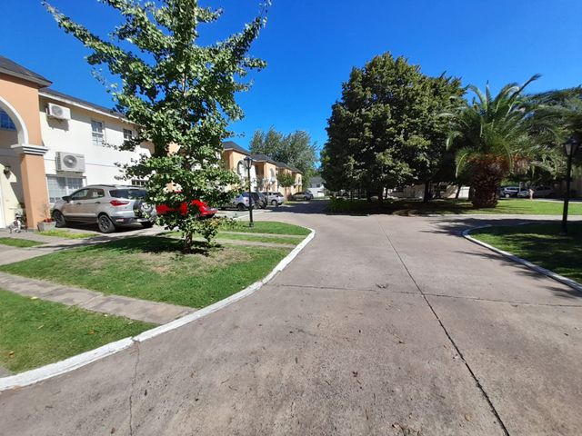 VENTA TRIPLEX MORENO BARRIO ARCOS DEL OESTE