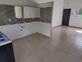 Casa en venta - 2 dormitorios 1 baño - 50mts2 - Villa Elisa, La Plata