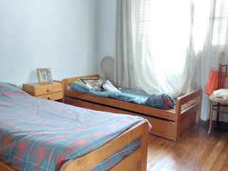 Casa en venta - 4 dormitorios 2 baños - 230mts2  - La Plata