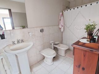 Casa en venta - 4 dormitorios 2 baños - 230mts2  - La Plata