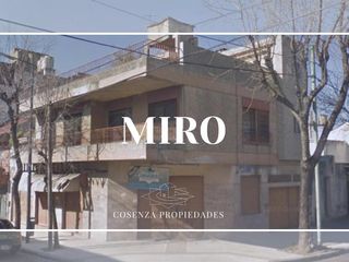 Foto 1 de Miro al 1800 - Flores - Cap Fed - Casa con locales en esquina