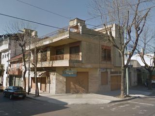 Foto 2 de Miro al 1800 - Flores - Cap Fed - Casa con locales en esquina