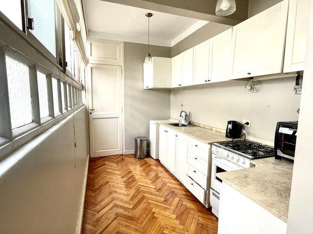 VENTA DEPARTAMENTO 2 AMBIENTES CON ESCRITORIO O DEPENDENCIA RECOLETA