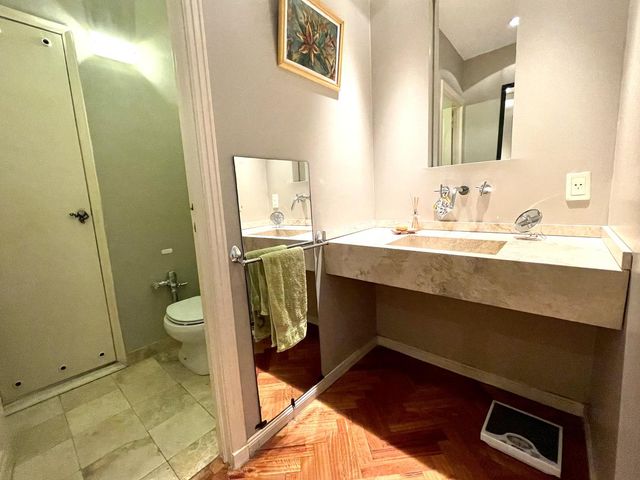 VENTA DEPARTAMENTO 2 AMBIENTES CON ESCRITORIO O DEPENDENCIA RECOLETA
