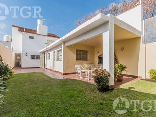 Foto 1 de Cálida casa en Lomas de Zamora con diseño funcional y entorno privilegiado