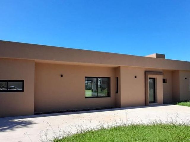 Casa en  Comarcas de Lujan, Barrio Santa Irene
