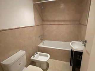 Dpto de 2 ambientes en PB con patio y 2 baños