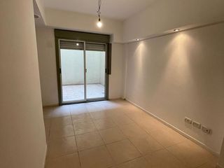 Dpto de 2 ambientes en PB con patio y 2 baños