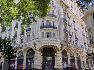 Amplio ambiente en emblemático edificio francés