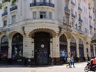 Amplio ambiente en emblemático edificio francés