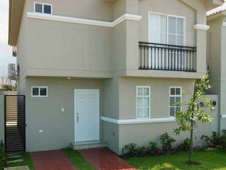 Foto 1 de Venta de preciosa casa diseño moderno en Etapa Brisana - Urb Casalaguna/ km 12 av. León Febres Cordero.