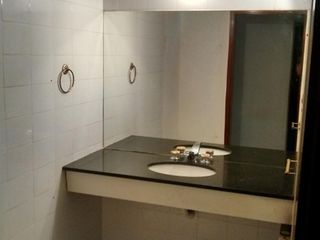 Foto 6 de Amplio departamento céntrico de 3 dormitorios con patio. Apto profesional