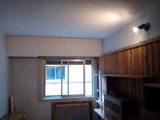 Foto 1 de Amplio departamento céntrico de 3 dormitorios con patio. Apto profesional
