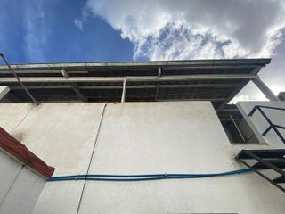 Chalet  de 3 ambientes con  local y garage en Moreno y Salta
