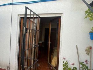 Chalet  de 3 ambientes con  local y garage en Moreno y Salta