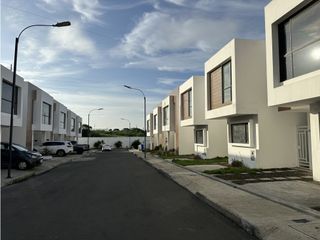 Foto 2 de CASAS MODERNA EN VENTA EN URB PORTÓN DEL SOL - MANTA