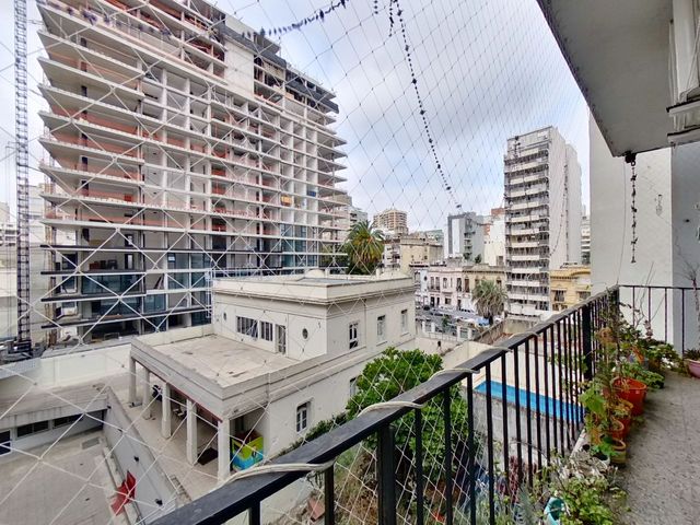 Depto. Av. Carabobo 164, 4° 