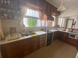 Foto 12 de Chalet 7 ambientes. Excelente ubicación. U$S 410.000.-