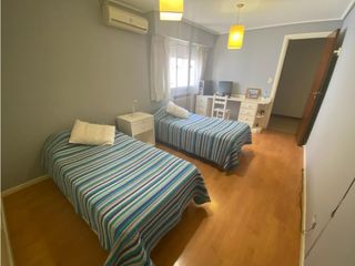 Foto 13 de Chalet 7 ambientes. Excelente ubicación. U$S 410.000.-