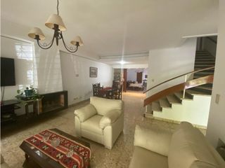 Foto 3 de Chalet 7 ambientes. Excelente ubicación. U$S 410.000.-