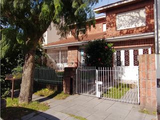 Foto 1 de Chalet 5 ambientes. Amplio lote. Zona Chauvin.