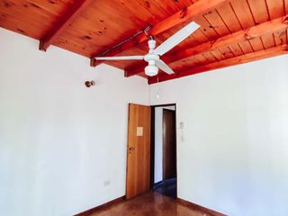 Casa en alquiler - 2 dormitorios 1 baño - 98mts2 - Lisandro Olmos Etcheverry, La Plata