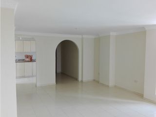Venta de amplio apartamento en el Jardìn Santa Marta