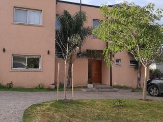 Excelente propiedad en Santa Guadalupe, desarrollada en dos plantas con gran jardin y pileta.