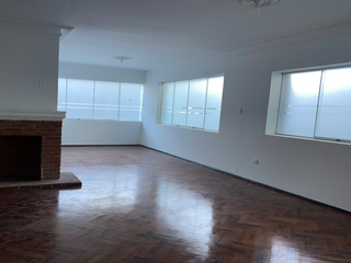 EXCELENTE CASA. EL CARMEN APROPIADA PARA OFICINAS, EMPRESAS. IMPLEMENTADA