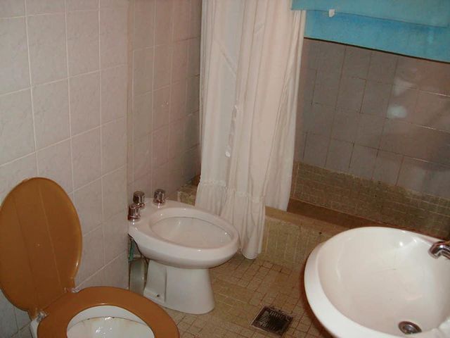 Casa venta 7 dormitorios 3 baños 1 cochera 2 patios 350 mts 2 totales - Tolosa