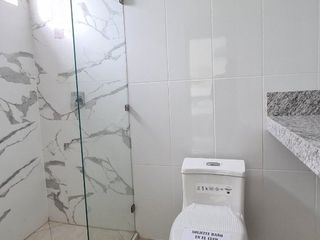 Foto 17 de Espectacular casa de venta nueva  en Urb. Casalaguna /km 12 av. León Febres Cordero / Acepto Biess