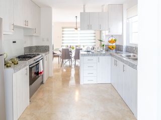 Foto 10 de Espectacular casa de venta nueva  en Urb. Casalaguna /km 12 av. León Febres Cordero / Acepto Biess