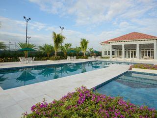 Foto 30 de Espectacular casa de venta nueva  en Urb. Casalaguna /km 12 av. León Febres Cordero / Acepto Biess