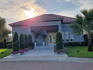 Foto 22 de Espectacular casa de venta nueva  en Urb. Casalaguna /km 12 av. León Febres Cordero / Acepto Biess